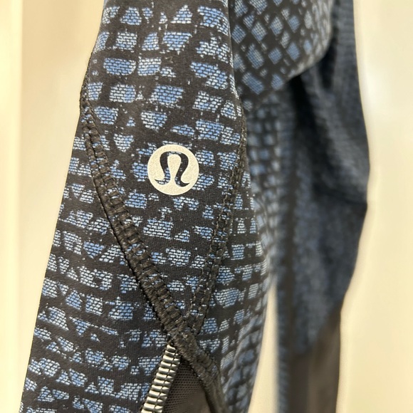 Lululemon Free Runner Crop Legging. Size 4 - Picture 5 of 8